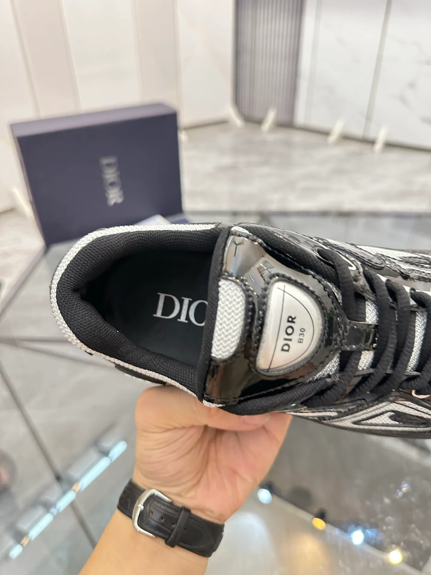 Men's shoes: 💰P400¥ Available in Guangzhou Product trademark: Dior* "Dior*" low-top casual shoes Regular size: 35-46 (can be customized to 47) Couple style Product materials: Upper imported cowhide stitched with original fabric, breathable lining, ultra-light foam original outsole. No.: 007